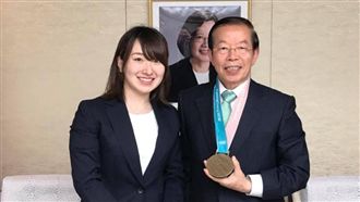 會見日本冰壺美女　謝長廷戴冬奧銅牌