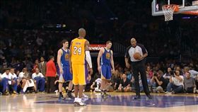 Kobe阿基里斯腱斷裂仍上場罰球（圖／翻攝自YouTube）