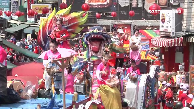 超狂北港媽！真人藝閣豪灑美金、人蔘