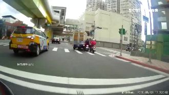 超狂貨車霸道亂「切」　2騎士遭撞翻