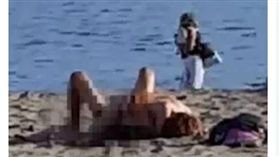 加州海灘驚見活春宮！比基尼辣妹6分鐘激戰影片瘋傳　圖／翻攝太陽報