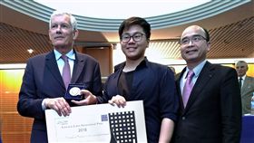 巴黎發明展 圖像溝通App奪金又摘特別獎台灣在巴黎雷平發明展獲得6項金獎，把語音文字轉譯為圖像的應用程式，除摘金，還獲特別獎，發明人之一的徐捷中（中）領獎。（發明團團長徐義權提供）中央社記者曾依璇巴黎傳真  107年5月8日