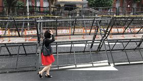 防反軍人年改場外脫序  警方拒馬部署立院立法院外交及國防委員會9日將逐條審查攸關軍人年金改革的「行政院版陸海空軍軍官士官服役條例修正草案」，為防止退伍軍人團體「八百壯士」脫序行為，警方已在立院周遭部署重重拒馬。中央社記者徐肇昌攝　107年5月9日