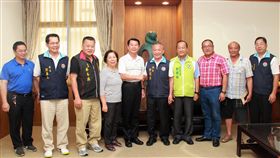 殯葬園區回饋金爭議　苗縣府溝通釋疑苗栗縣後龍鎮公所為福祿壽殯葬園區回饋金槓上縣府，縣長徐耀昌（右5）8日邀鎮長朱秋隆（左5）等地方人士會談，強調「無論多少一定全數回饋後龍鎮」做為基層建設及各項福利措施之經費。（苗栗縣政府提供）中央社記者管瑞平傳真　107年5月8日