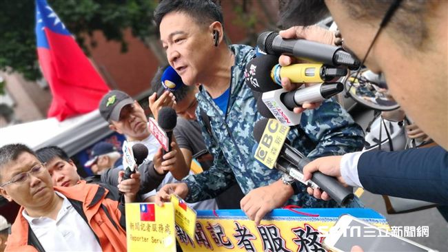 改過自新？八百壯士派專人保護記者