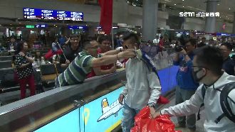 蘇祈麟凱旋歸來　親友幫披國旗熱迎