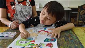 遲緩兒畫出一片天　醫院舉辦畫展7歲的陳柏丞因染色體缺損導致發展遲緩，但他在熱愛的繪畫上展現極高天分，不但參加比賽得獎，還在醫院辦畫展和大家分享他的成長。（彰基醫院提供）中央社記者吳哲豪傳真　107年5月8日