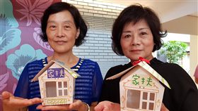 讓愛住進來　雲林招募寄養家庭雲林縣政府與雲林家扶中心8日舉辦寄養家庭招募記者會，現場邀請分別投入寄養家庭服務19年的何月蘭（左）與21年的徐金英（右），呼籲更多家庭「打開家門　讓愛住進來」。中央社記者葉子綱攝　107年5月8日