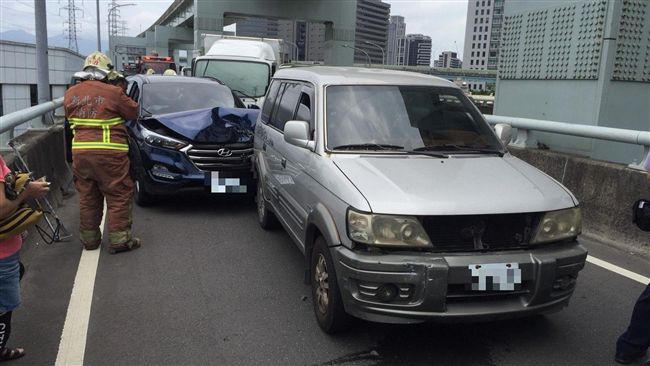 泰山中山橋5車追撞　駕駛骨折送醫