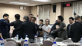 ▲國防及外交委員會審查軍人年改，藍綠在會議途中爆發肢體衝突。（圖／記者林惟崧攝）