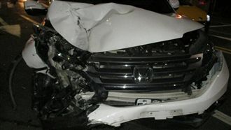 喝茫開車S形逆向　4車停路邊衰遭撞