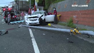 疑超車不慎自撞　電桿遭「連根拔起」
