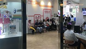 4G吃到飽再掀戰！中華電信門市,遠傳電信門市,台灣大哥大門市,中華電信,遠傳,台灣大哥大 （圖／記者簡佑庭攝）