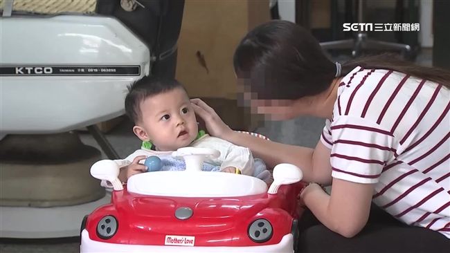 6月嬰坐螃蟹車　險遭陌生男偷抱走