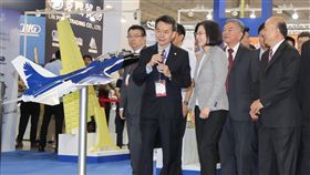 總統參觀台北智慧機械展（1）總統蔡英文（前排左2）9日至南港展覽館，出席「2018年台北國際智慧機械暨智慧製造展」開幕典禮，參觀漢翔航空工業攤位，了解智慧機械在航太產業應用成果。中央社記者裴禛攝 107年5月9日
