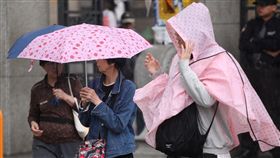 鋒面對流旺　台北大雨（1）鋒面通過帶來旺盛對流雲系，台灣20日天氣不穩定，易有短時強降雨，中央氣象局上午發布雲林以北及南投地區大雨特報，台北市下起傾盆大雨。中央社記者吳翊寧攝　107年3月20日