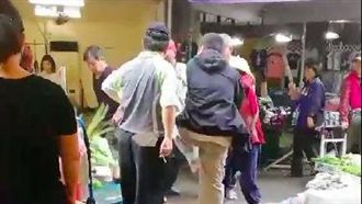 不爽菜販擺攤媽媽攤位旁⋯竟踹倒攤車