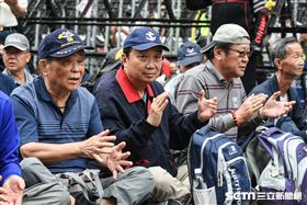 八百壯士聚集立法院外反年改抗議。 （圖／記者林敬旻攝）