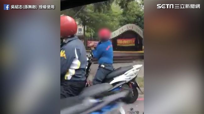 等紅燈邊跳海草舞！旁邊民眾看傻眼
