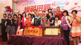 苗縣表揚模範母親　最年長91歲賴陳香妹苗栗縣107年模範母親表揚大會9日舉行，縣長徐耀昌（前右6）出席表揚獲獎者，今年最年長模範母親賴陳香妹（前右5）高齡已91歲，與家人一同出席接受表揚。中央社記者管瑞平攝　107年5月9日