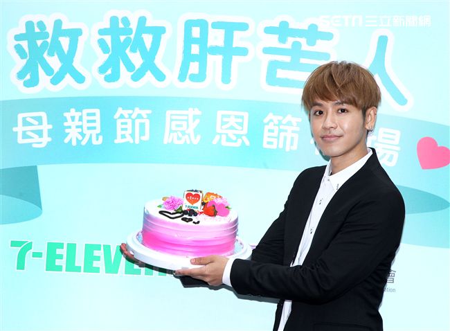 鼓鼓擔任「一日肝孫」獻身又獻聲，現場製作蛋糕贈送90高齡阿嬤，並陪11位獨居阿嬤完成健康任務。（記者邱榮吉/攝影）