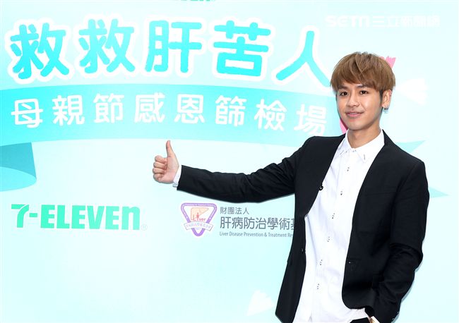 鼓鼓擔任「一日肝孫」獻身又獻聲，現場製作蛋糕贈送90高齡阿嬤，並陪11位獨居阿嬤完成健康任務。（記者邱榮吉/攝影）