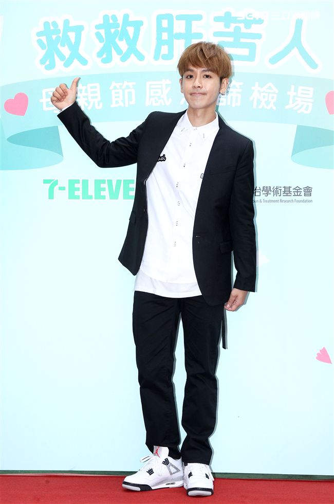 鼓鼓擔任「一日肝孫」獻身又獻聲，現場製作蛋糕贈送90高齡阿嬤，並陪11位獨居阿嬤完成健康任務。（記者邱榮吉/攝影）