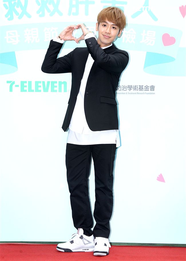 鼓鼓擔任「一日肝孫」獻身又獻聲，現場製作蛋糕贈送90高齡阿嬤，並陪11位獨居阿嬤完成健康任務。（記者邱榮吉/攝影）