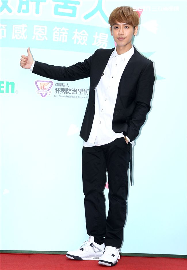 鼓鼓擔任「一日肝孫」獻身又獻聲，現場製作蛋糕贈送90高齡阿嬤，並陪11位獨居阿嬤完成健康任務。（記者邱榮吉/攝影）