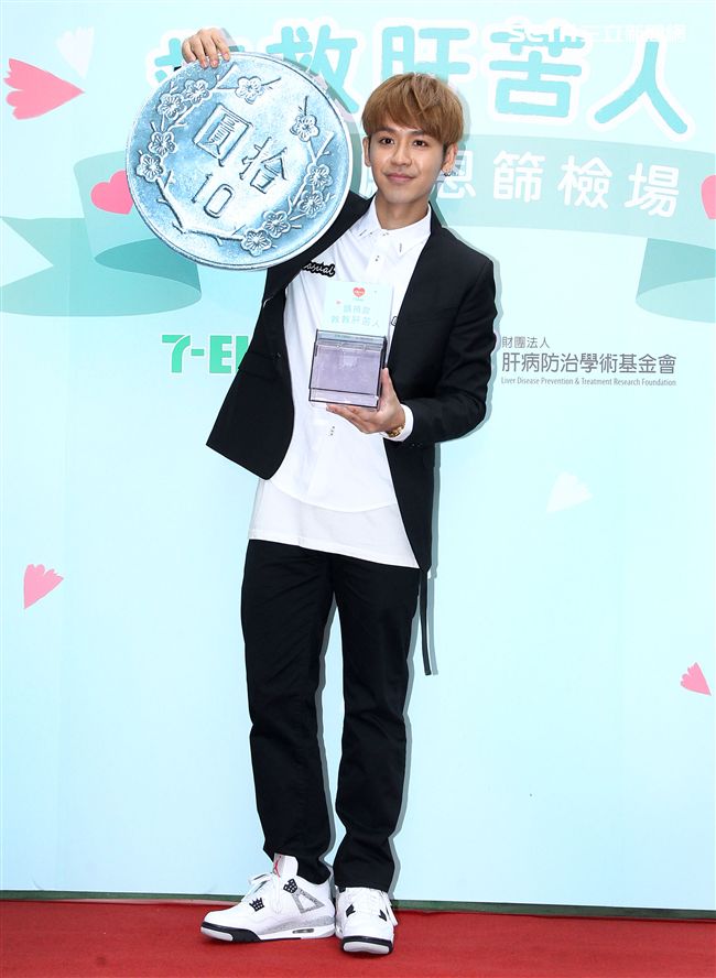 鼓鼓擔任「一日肝孫」獻身又獻聲，現場製作蛋糕贈送90高齡阿嬤，並陪11位獨居阿嬤完成健康任務。（記者邱榮吉/攝影）