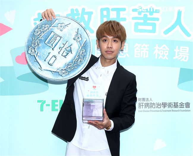 鼓鼓擔任「一日肝孫」獻身又獻聲，現場製作蛋糕贈送90高齡阿嬤，並陪11位獨居阿嬤完成健康任務。（記者邱榮吉/攝影）