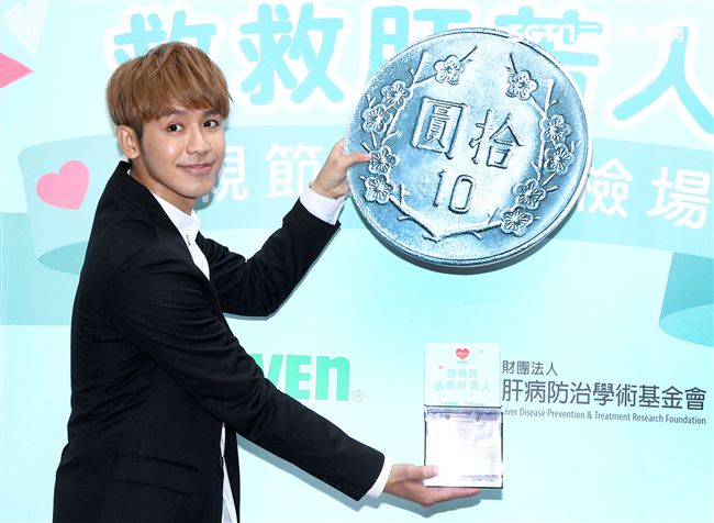 鼓鼓擔任「一日肝孫」獻身又獻聲，現場製作蛋糕贈送90高齡阿嬤，並陪11位獨居阿嬤完成健康任務。（記者邱榮吉/攝影）