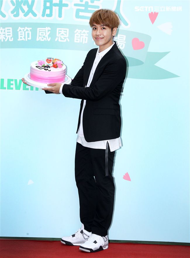 鼓鼓擔任「一日肝孫」獻身又獻聲，現場製作蛋糕贈送90高齡阿嬤，並陪11位獨居阿嬤完成健康任務。（記者邱榮吉/攝影）