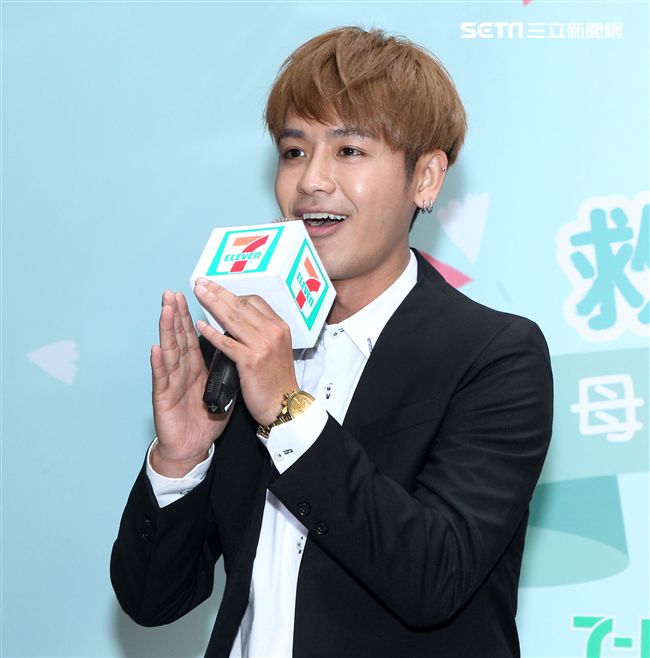 鼓鼓擔任「一日肝孫」獻身又獻聲，現場製作蛋糕贈送90高齡阿嬤，並陪11位獨居阿嬤完成健康任務。（記者邱榮吉/攝影）