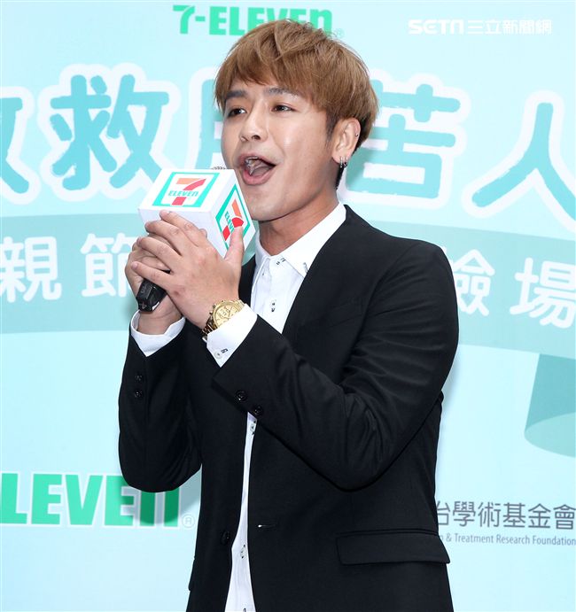 鼓鼓擔任「一日肝孫」獻身又獻聲，現場製作蛋糕贈送90高齡阿嬤，並陪11位獨居阿嬤完成健康任務。（記者邱榮吉/攝影）