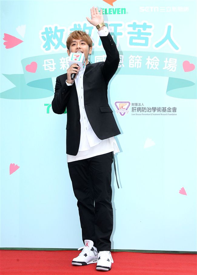 鼓鼓擔任「一日肝孫」獻身又獻聲，現場製作蛋糕贈送90高齡阿嬤，並陪11位獨居阿嬤完成健康任務。（記者邱榮吉/攝影）