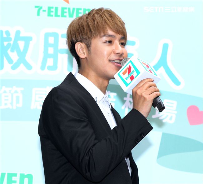 鼓鼓擔任「一日肝孫」獻身又獻聲，現場製作蛋糕贈送90高齡阿嬤，並陪11位獨居阿嬤完成健康任務。（記者邱榮吉/攝影）