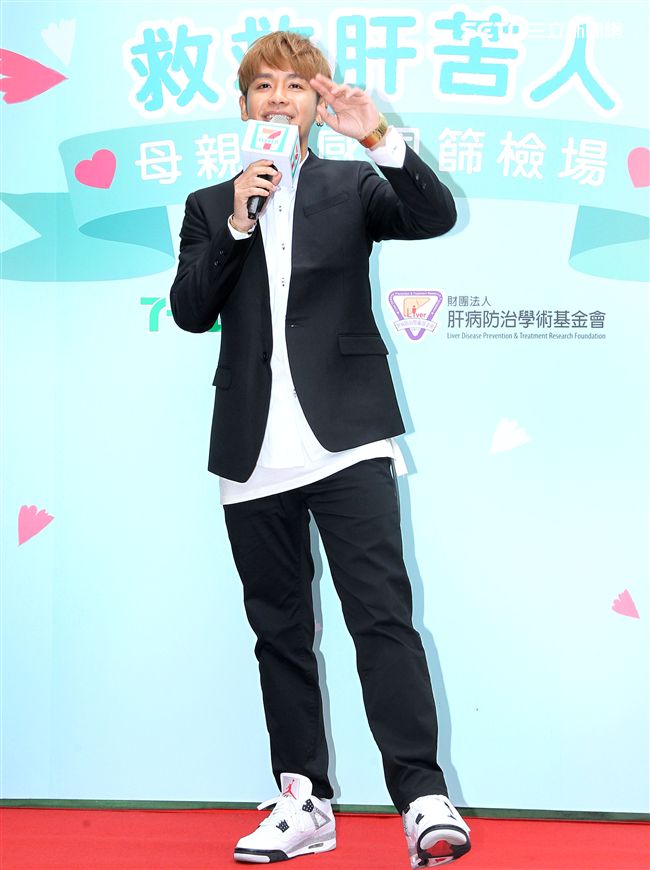 鼓鼓擔任「一日肝孫」獻身又獻聲，現場製作蛋糕贈送90高齡阿嬤，並陪11位獨居阿嬤完成健康任務。（記者邱榮吉/攝影）