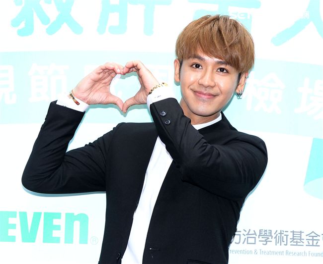 鼓鼓擔任「一日肝孫」獻身又獻聲，現場製作蛋糕贈送90高齡阿嬤，並陪11位獨居阿嬤完成健康任務。（記者邱榮吉/攝影）