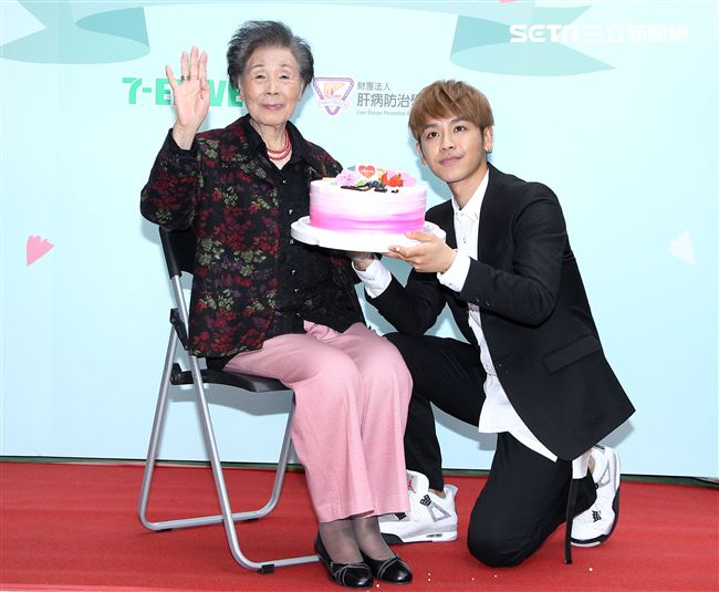 鼓鼓擔任「一日肝孫」獻身又獻聲，現場製作蛋糕贈送90高齡阿嬤，並陪11位獨居阿嬤完成健康任務。（記者邱榮吉/攝影）