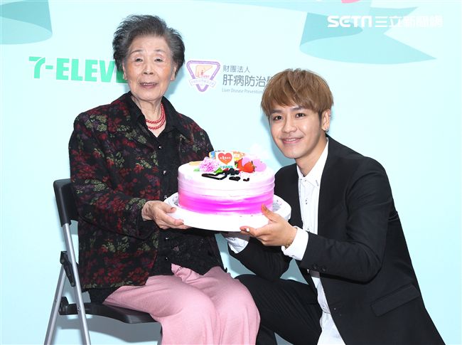 鼓鼓擔任「一日肝孫」獻身又獻聲，現場製作蛋糕贈送90高齡阿嬤，並陪11位獨居阿嬤完成健康任務。（記者邱榮吉/攝影）