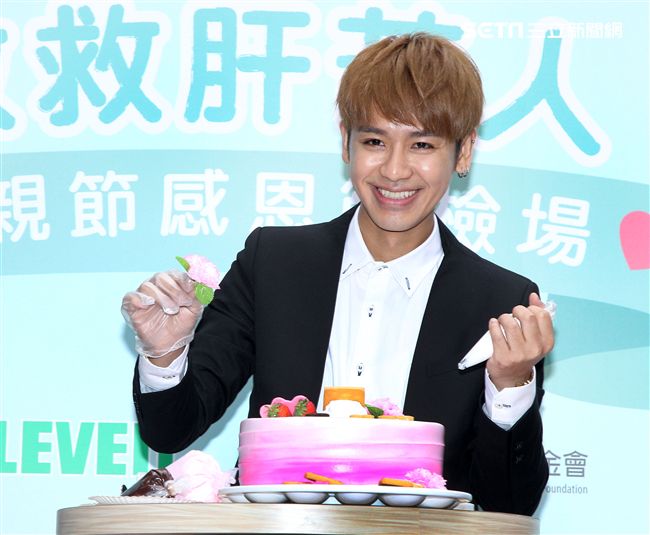 鼓鼓擔任「一日肝孫」獻身又獻聲，現場製作蛋糕贈送90高齡阿嬤，並陪11位獨居阿嬤完成健康任務。（記者邱榮吉/攝影）