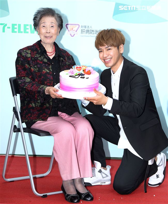 鼓鼓擔任「一日肝孫」獻身又獻聲，現場製作蛋糕贈送90高齡阿嬤，並陪11位獨居阿嬤完成健康任務。（記者邱榮吉/攝影）