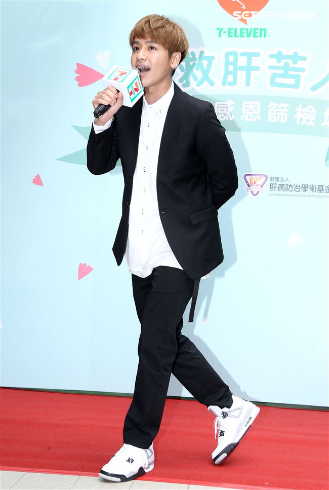 鼓鼓擔任「一日肝孫」獻身又獻聲，現場製作蛋糕贈送90高齡阿嬤，並陪11位獨居阿嬤完成健康任務。（記者邱榮吉/攝影）