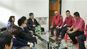 桃園市消防局長請辭獲准　基層不捨桃園市消防局長胡英達（後中）30日早上請辭獲准，不少消防隊員感到震驚與不捨，指出胡局長平常重視基層同仁意見，經常親自到各分隊走動，會與第一線隊員聊天，了解消防工作遭遇的問題，認為痛失一名好長官。（桃園市政府消防局提供）中央社記者吳睿騏桃園傳真　107年4月30日