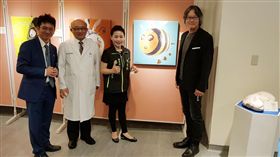 藝術家張家銘義賣展　捐助南投埔基長照中心南投縣埔里鎮在地藝術家張家銘（右）9日起舉辦「讓愛的光芒長照」慈善義賣展，展覽期間售出作品所得，全額捐助埔基長照教學中心，歡迎民眾踴躍響應。（埔里基督教醫院提供）中央社記者蕭博陽南投縣傳真　107年5月9日