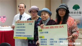 國泰醫院婦產科婦癌中心主任何志明（左一）與宋奶奶（右二）及其女兒共同呼籲勿輕忽卵巢癌症狀，及卵巢癌高危險族群需定期做婦科檢查。（圖／國泰醫院提供）