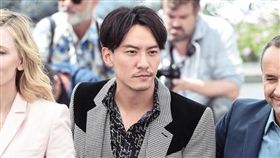 ▲▼張震以千鳥格大衣現身坎城影展發佈會。（圖／澤東提供）