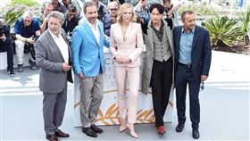 ▲▼張震以千鳥格大衣現身坎城影展發佈會。（圖／澤東提供）