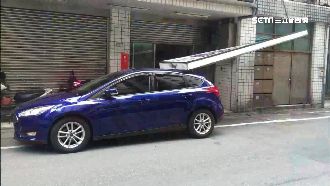 車被招牌砸破3洞！車主討嘸錢氣炸